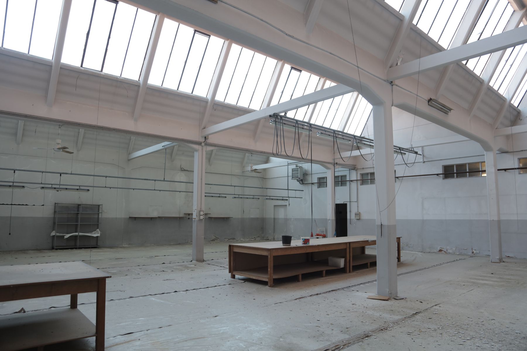 Interieur van een ruime bedrijfshal