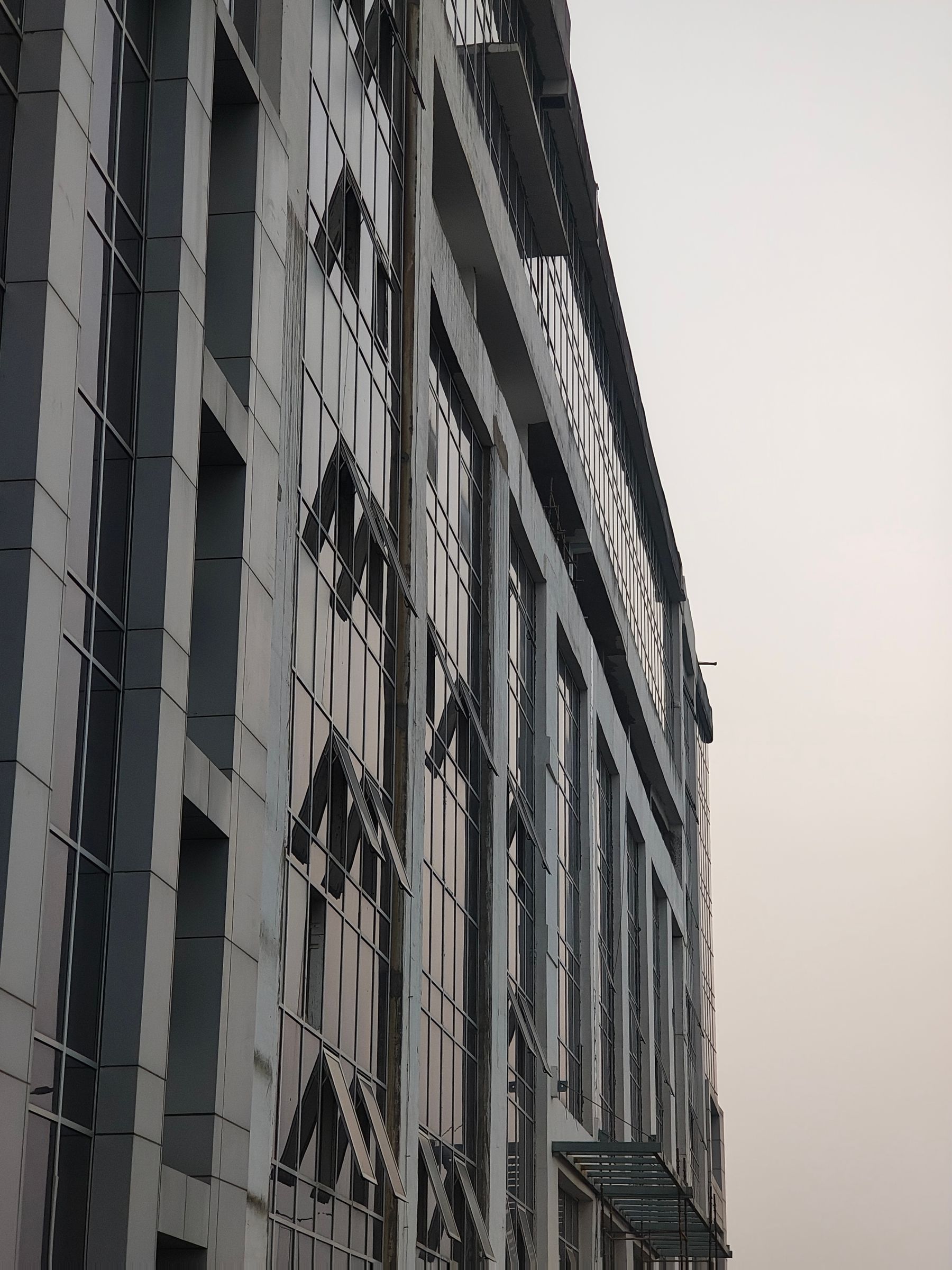 Glazen gevel van een modern kantoorgebouw